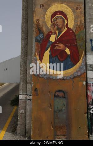 © Manoel Penicaud/Le Pictorium/MAXPPP - Bethleem 04/06/2014 Manoel Penicaud/Le Pictorium - 04/06/2014 - Cisjordanie/Bethleem - 'Notre Dame qui fait Tomber les murs' A l'entree de Bethleem, le mur de Separation ou de Protection EST devenu un lieu d'Expression politique pour des artistes du monde artistes du monde entier, etc. Le cas de l'icone 'Notre Dame qui fait Tomber les murs' Dessinee par Ian Knowles a cote du Check-Point EST emblematique de la mobilisation de la Figur de Marie, partagee par les chretiens et les musulmans. A` l'arrie`re Plan, le mur a ete repeint en blanc pour la Stockfoto